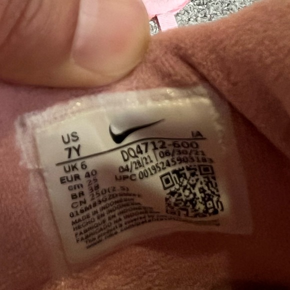 Like new: Nike (7Y , women’s 8) - Picture 4 of 4
